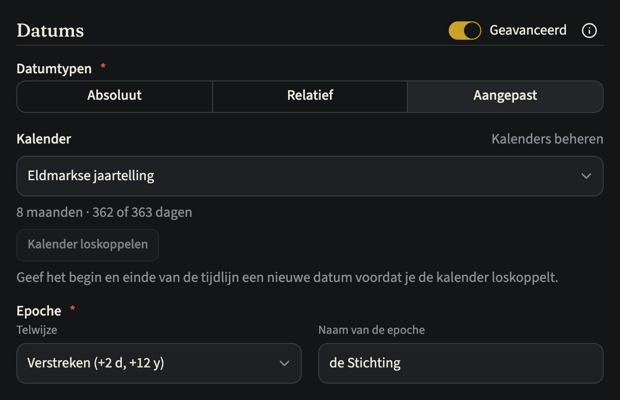 Het onderdeel Datums in het formulier van een tijdlijn, met Geavanceerd aan en Aangepast gekozen onder Datumtypen. De rij Kalender toont een keuzelijst met de Eldmarkse jaartelling, een link Kalenders beheren, eronder de samenvatting 8 maanden · 362 of 363 dagen, en een grijze knop Kalender loskoppelen; onder Epoche volgen Telwijze en de Naam van de epoche de Stichting