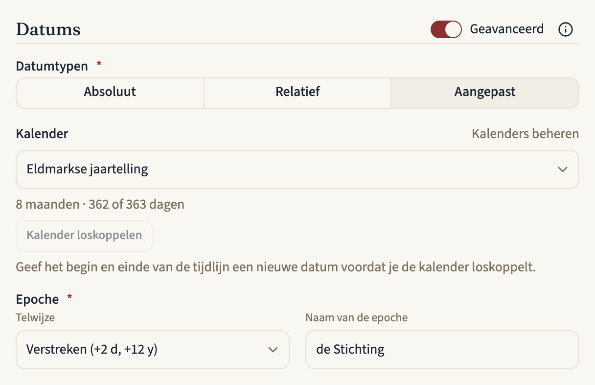 Het onderdeel Datums in het formulier van een tijdlijn, met Geavanceerd aan en Aangepast gekozen onder Datumtypen. De rij Kalender toont een keuzelijst met de Eldmarkse jaartelling, een link Kalenders beheren, eronder de samenvatting 8 maanden · 362 of 363 dagen, en een grijze knop Kalender loskoppelen; onder Epoche volgen Telwijze en de Naam van de epoche de Stichting