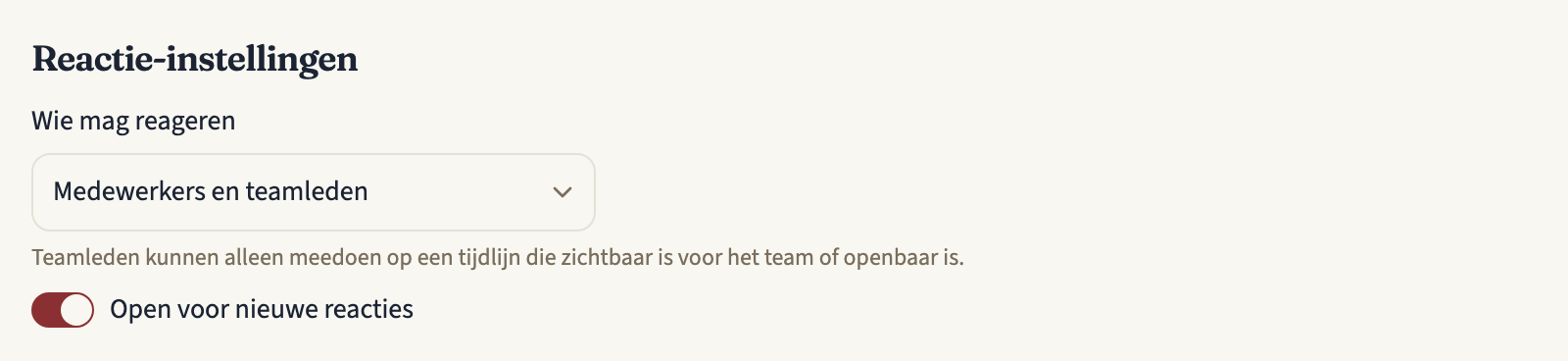 De reactie-instellingen van een tijdlijn van een team: Wie mag reageren staat op Medewerkers en teamleden, met de opmerking dat teamleden alleen meedoen op een tijdlijn die zichtbaar is voor het team of openbaar is, en de schakelaar Open voor nieuwe reacties staat aan