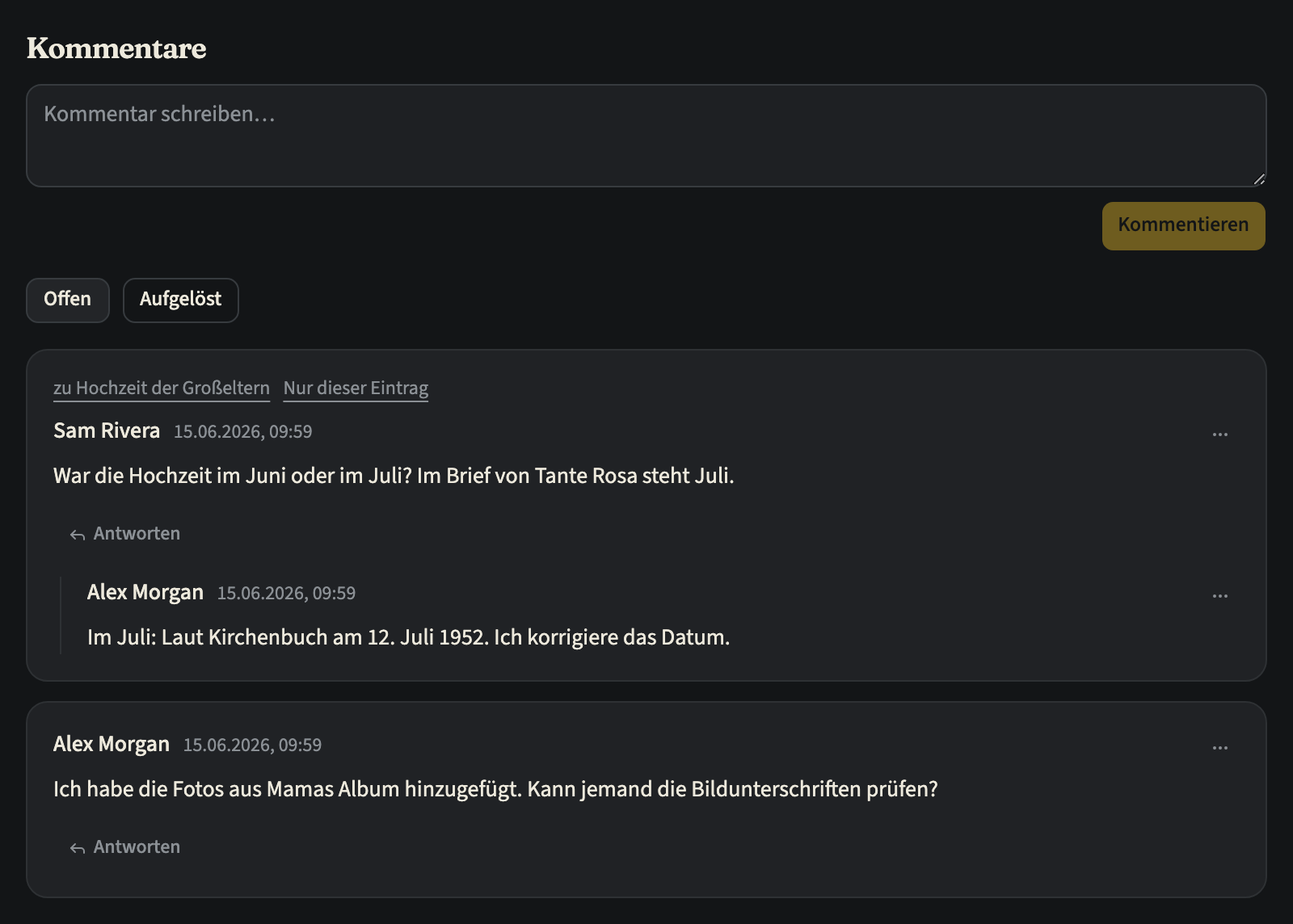 Der Tab „Kommentare“ eines Zeitstrahls mit dem Feld „Kommentar schreiben…“ und dem Button „Kommentieren“, dem Umschalter „Offen“ / „Aufgelöst“ auf „Offen“ und zwei Kommentaren, den neuesten zuerst: Sam Riveras Kommentar zu einem Eintrag, mit einem Link zum Eintrag, „Nur dieser Eintrag“ und Alex Morgans Antwort darunter, dann Alex Morgans Kommentar zum ganzen Zeitstrahl. Bei jedem steht der Button „Antworten“