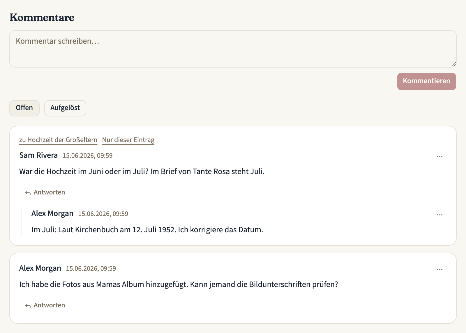 Der Tab „Kommentare“ eines Zeitstrahls mit dem Feld „Kommentar schreiben…“ und dem Button „Kommentieren“, dem Umschalter „Offen“ / „Aufgelöst“ auf „Offen“ und zwei Kommentaren, den neuesten zuerst: Sam Riveras Kommentar zu einem Eintrag, mit einem Link zum Eintrag, „Nur dieser Eintrag“ und Alex Morgans Antwort darunter, dann Alex Morgans Kommentar zum ganzen Zeitstrahl. Bei jedem steht der Button „Antworten“