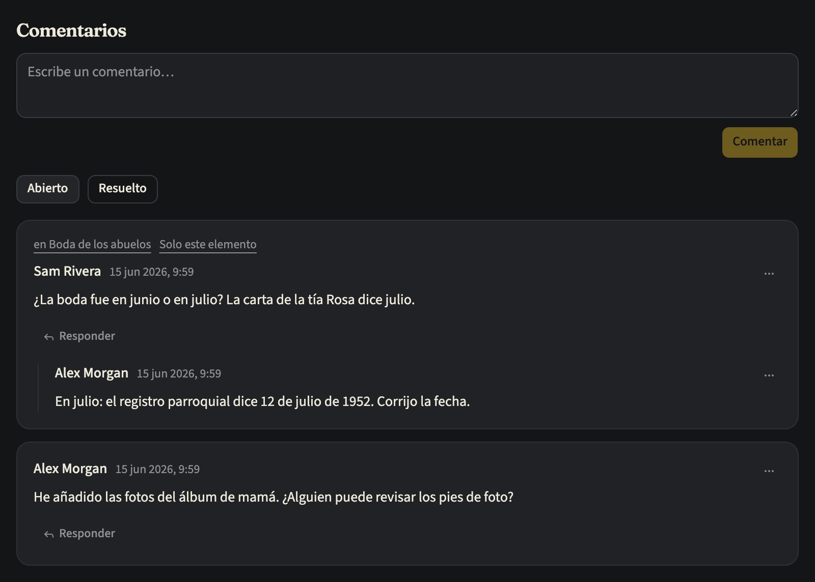 La pestaña Comentarios de una línea de tiempo con el cuadro «Escribe un comentario…» y el botón Comentar, el selector Abierto / Resuelto en Abierto y dos conversaciones, de la más reciente a la más antigua: el comentario de Sam Rivera sobre un elemento, con un enlace al elemento, «Solo este elemento» y la respuesta de Alex Morgan debajo; después, el comentario de Alex Morgan sobre toda la línea de tiempo. Cada conversación tiene un botón Responder