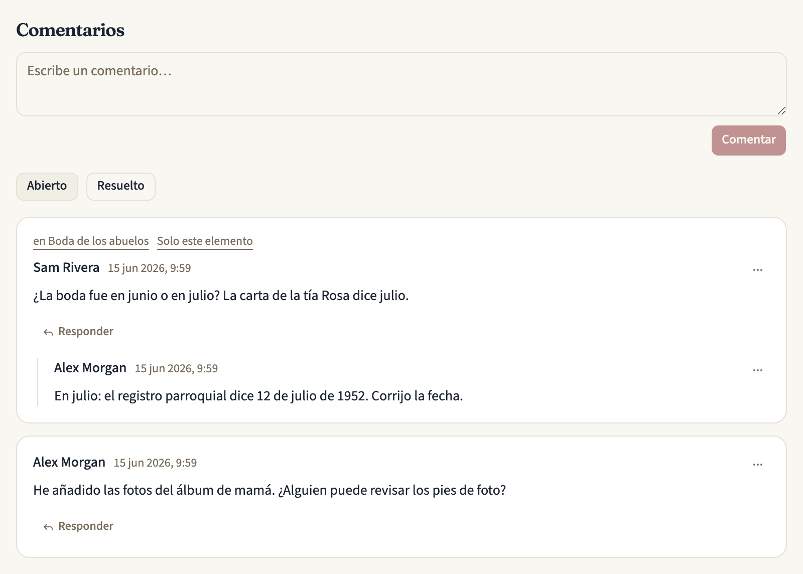 La pestaña Comentarios de una línea de tiempo con el cuadro «Escribe un comentario…» y el botón Comentar, el selector Abierto / Resuelto en Abierto y dos conversaciones, de la más reciente a la más antigua: el comentario de Sam Rivera sobre un elemento, con un enlace al elemento, «Solo este elemento» y la respuesta de Alex Morgan debajo; después, el comentario de Alex Morgan sobre toda la línea de tiempo. Cada conversación tiene un botón Responder