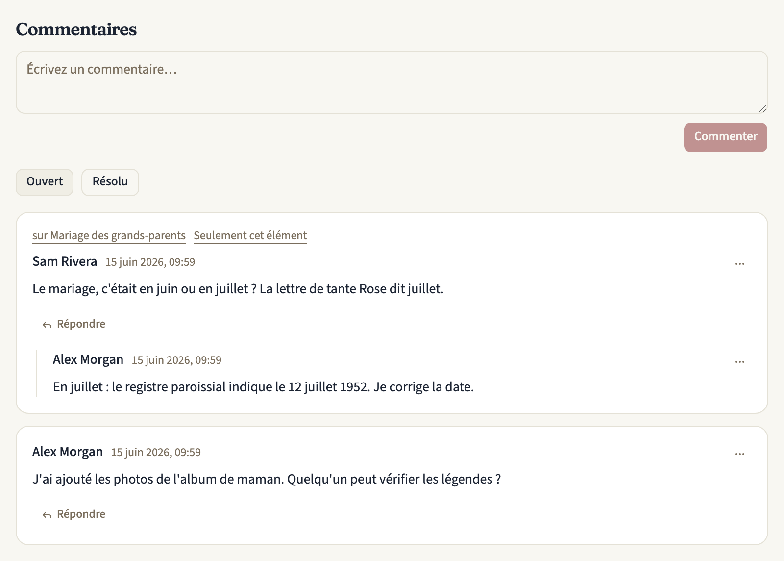L'onglet Commentaires d'une frise avec le champ « Écrivez un commentaire… » et le bouton Commenter, le sélecteur « Ouvert » / « Résolu » sur Ouvert, et deux discussions, de la plus récente à la plus ancienne : le commentaire de Sam Rivera sur un élément, avec un lien vers l'élément, « Seulement cet élément » et la réponse d'Alex Morgan en dessous, puis le commentaire d'Alex Morgan sur toute la frise. Chaque discussion a un bouton « Répondre »