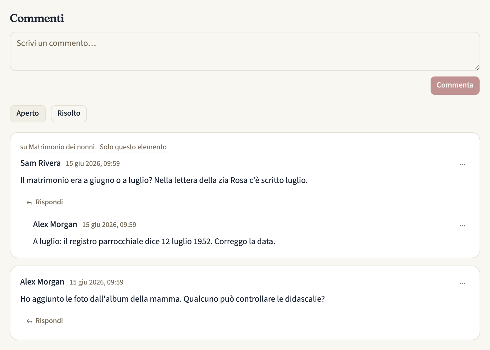 La scheda Commenti di una linea temporale con la casella Scrivi un commento… e il pulsante Commenta, il selettore Aperto / Risolto su Aperto e due discussioni, dalla più recente: il commento di Sam Rivera su un elemento, con un link all'elemento, Solo questo elemento e la risposta di Alex Morgan sotto, poi il commento di Alex Morgan sull'intera linea temporale. Ogni discussione ha un pulsante Rispondi