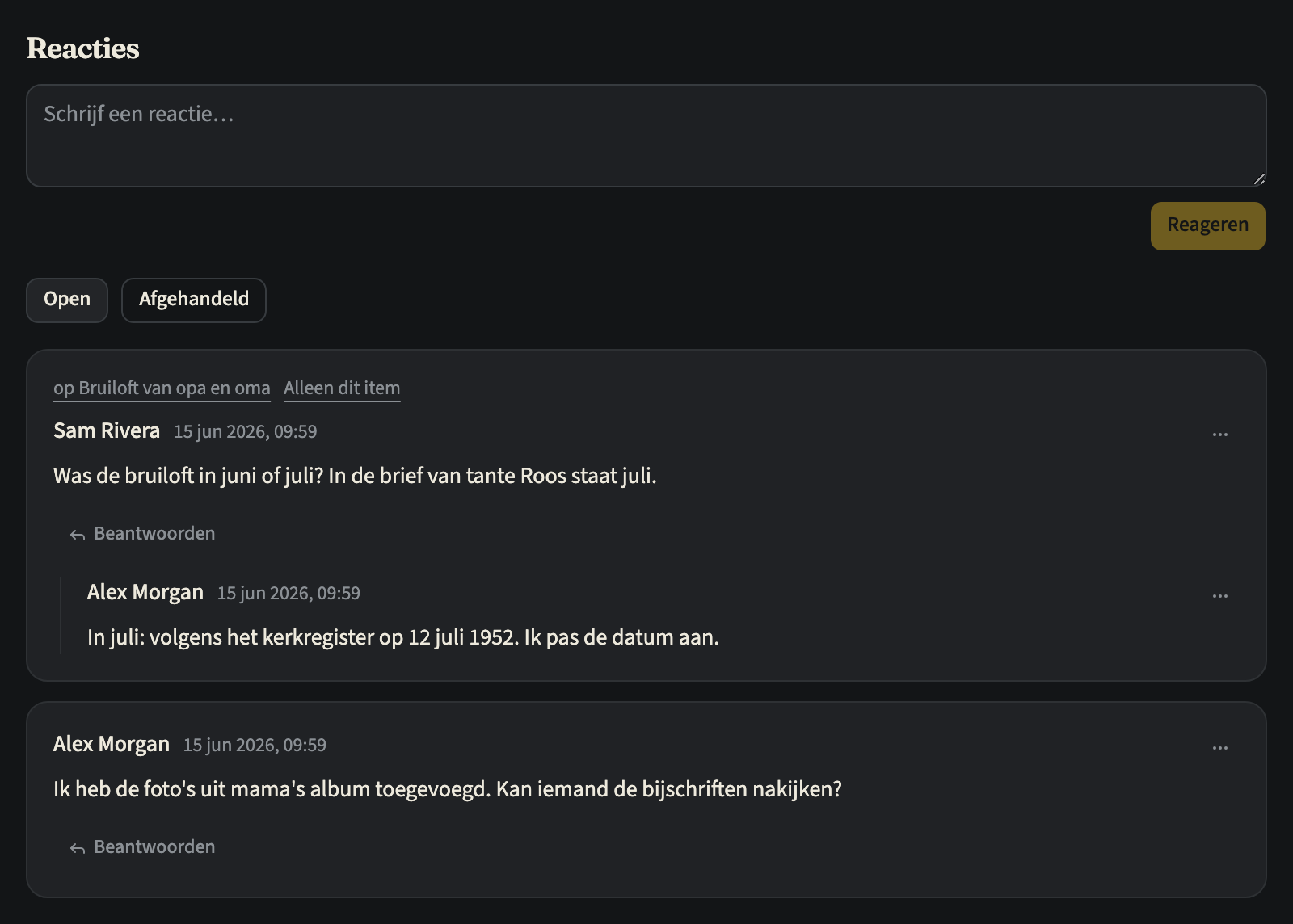 Het tabblad Reacties van een tijdlijn met het vak Schrijf een reactie… en de knop Reageren, de keuze Open / Afgehandeld op Open, en twee gesprekken, nieuwste eerst: de reactie van Sam Rivera op een item, met een link naar het item, Alleen dit item en het antwoord van Alex Morgan eronder, en daarna de reactie van Alex Morgan op de hele tijdlijn. Bij elk gesprek staat de knop Beantwoorden