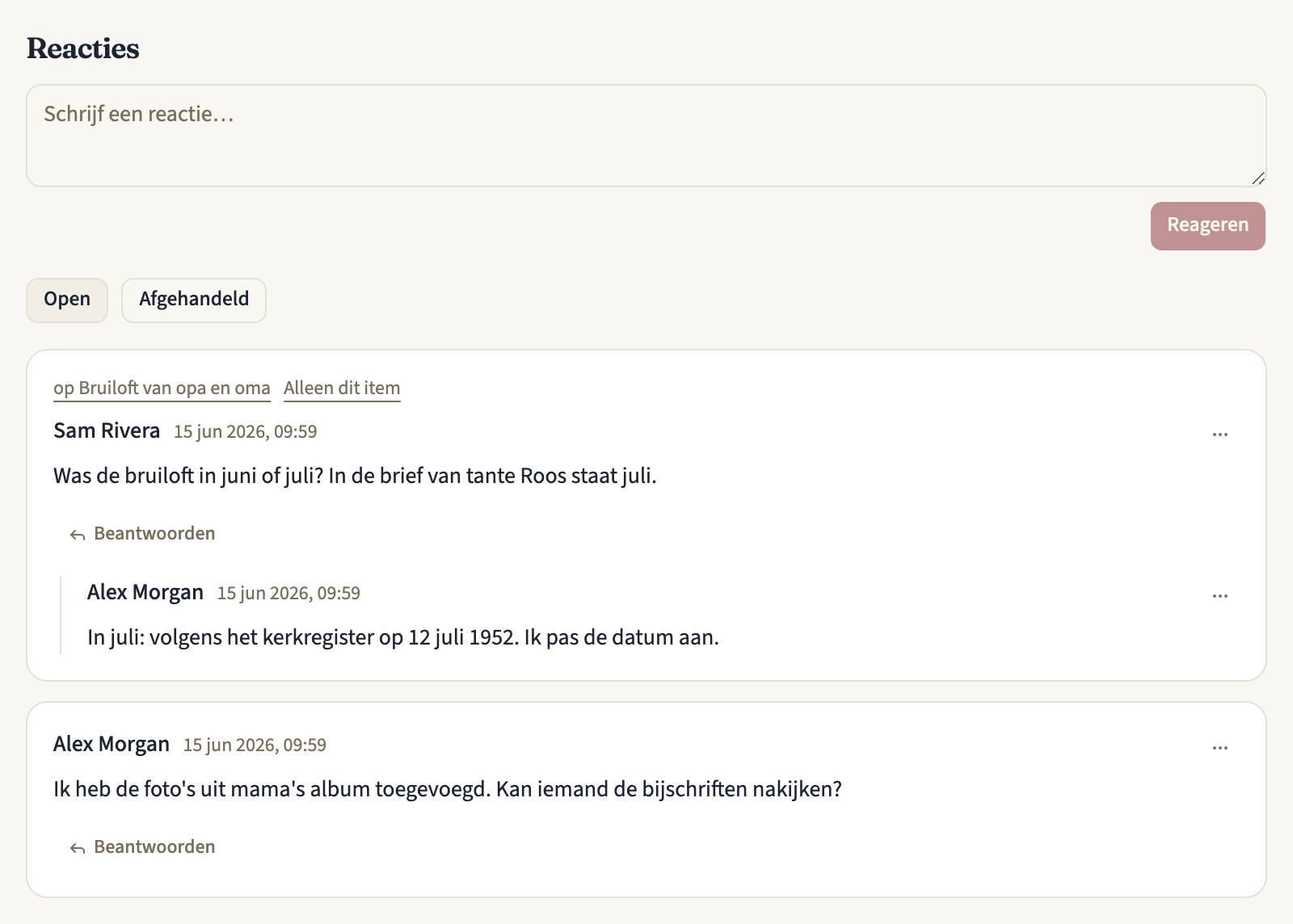 Het tabblad Reacties van een tijdlijn met het vak Schrijf een reactie… en de knop Reageren, de keuze Open / Afgehandeld op Open, en twee gesprekken, nieuwste eerst: de reactie van Sam Rivera op een item, met een link naar het item, Alleen dit item en het antwoord van Alex Morgan eronder, en daarna de reactie van Alex Morgan op de hele tijdlijn. Bij elk gesprek staat de knop Beantwoorden