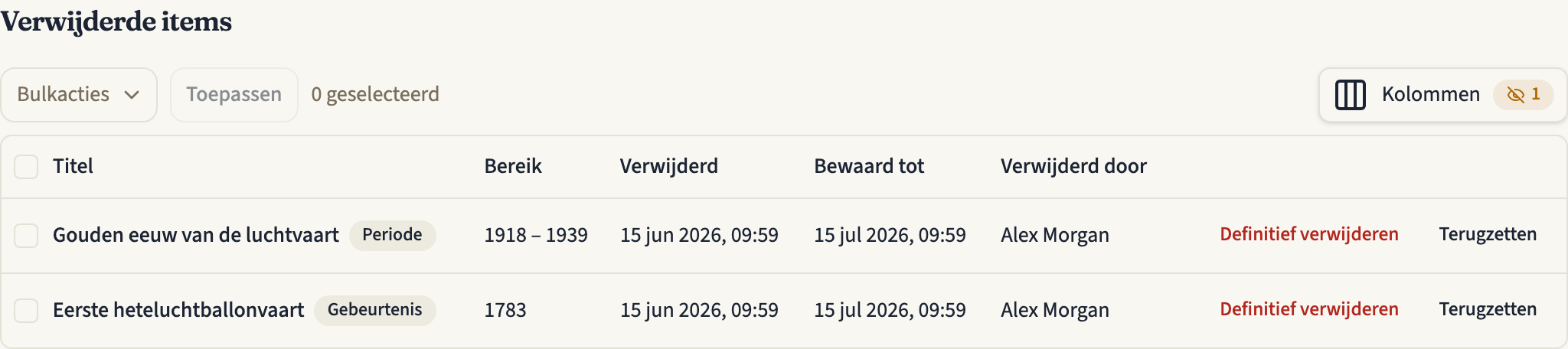 De lijst Verwijderde items van een tijdlijn met een verwijderde periode en een verwijderde gebeurtenis, elk met de datum van verwijderen, de datum onder Bewaard tot, wie het heeft verwijderd en de knoppen Definitief verwijderen en Terugzetten