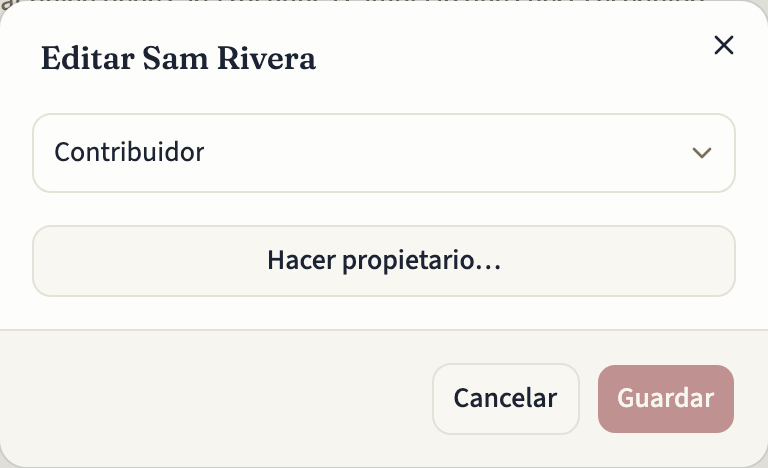 El cuadro de diálogo para editar a un miembro del equipo, con el rol Contribuidor, un botón «Hacer propietario…» y los botones «Cancelar» y «Guardar»