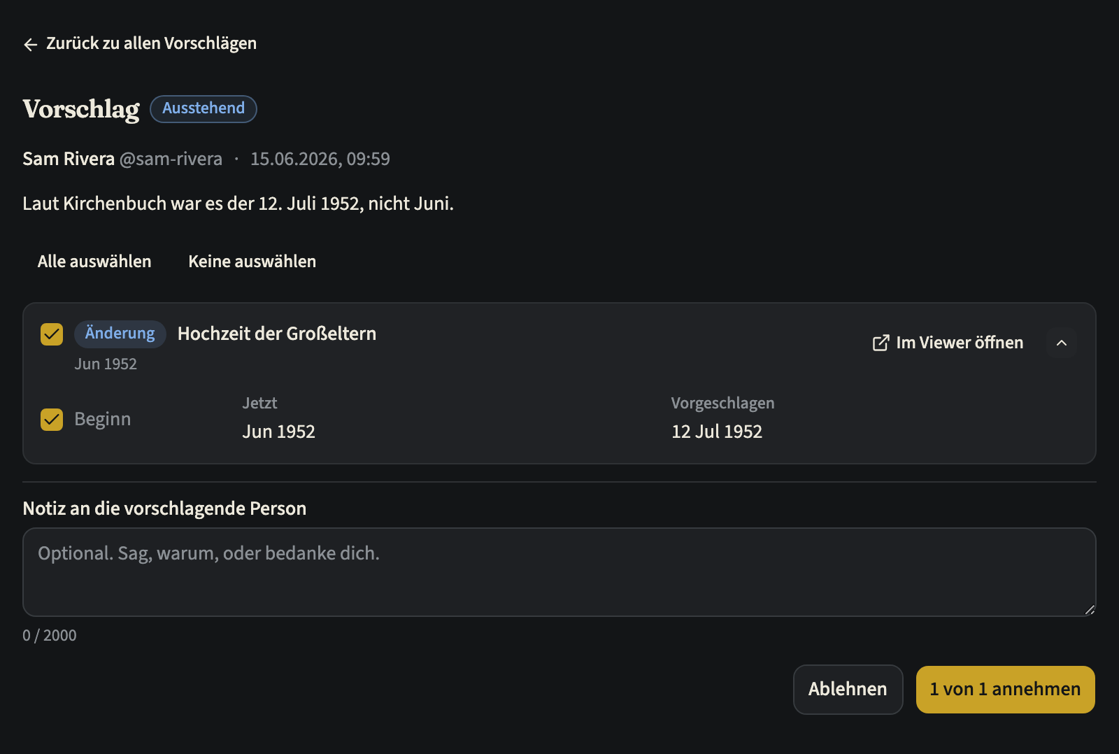 Ein ausstehender Vorschlag von Sam Rivera mit Nachricht und einer Änderung als Karte: ein gesetzter Haken, der Titel des Eintrags, „Im Viewer öffnen“ und der Beginn mit eigenem gesetztem Haken, „Jetzt“ und „Vorgeschlagen“. Darunter das Feld „Notiz an die vorschlagende Person“ und die Buttons „Ablehnen“ und „1 von 1 annehmen“