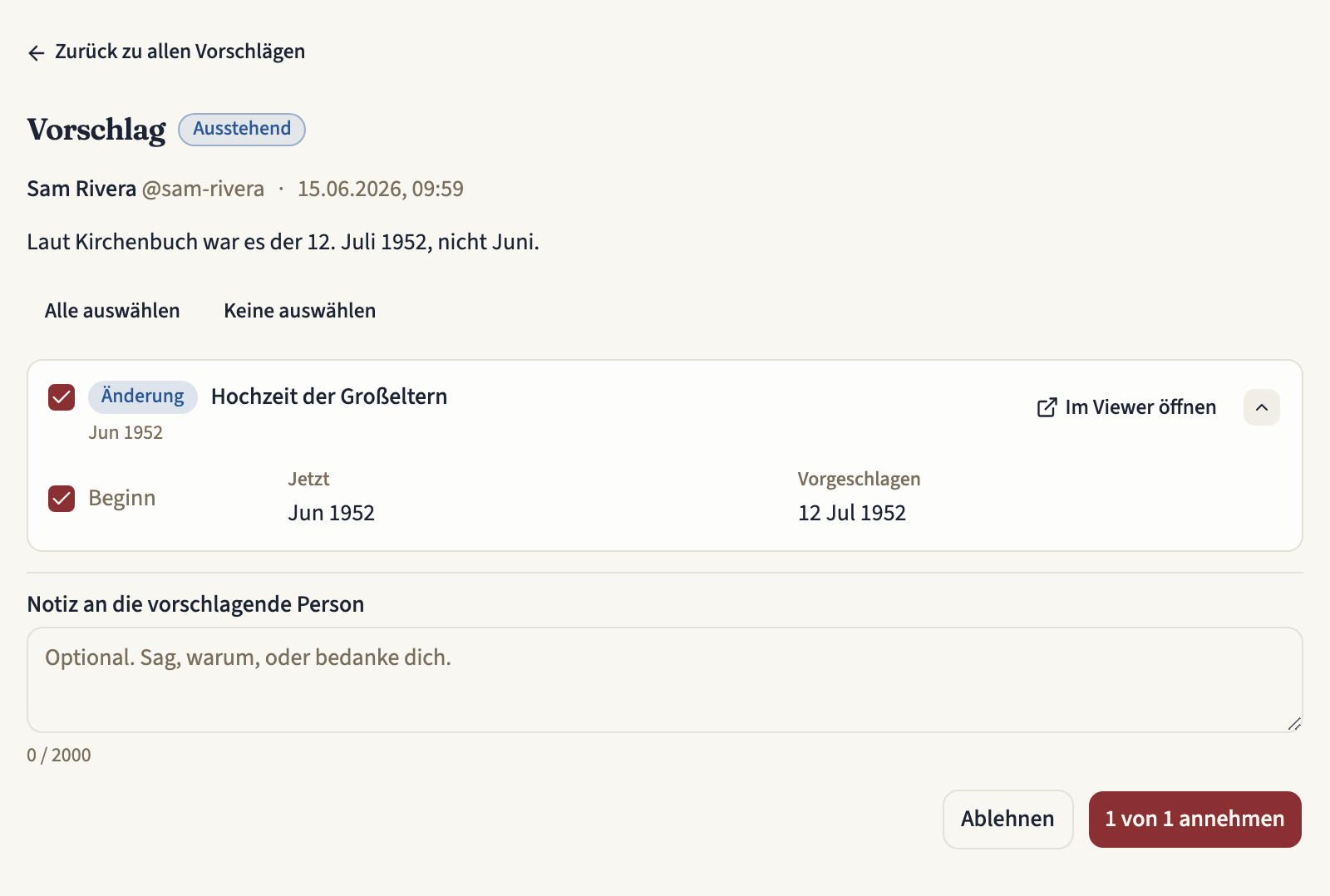 Ein ausstehender Vorschlag von Sam Rivera mit Nachricht und einer Änderung als Karte: ein gesetzter Haken, der Titel des Eintrags, „Im Viewer öffnen“ und der Beginn mit eigenem gesetztem Haken, „Jetzt“ und „Vorgeschlagen“. Darunter das Feld „Notiz an die vorschlagende Person“ und die Buttons „Ablehnen“ und „1 von 1 annehmen“