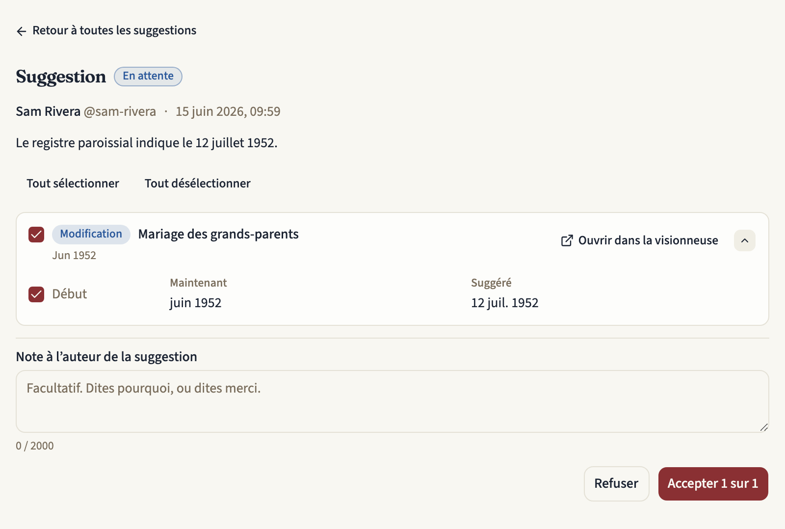 Une suggestion en attente de Sam Rivera avec son message et une modification sous forme de carte : une case cochée, le titre de l'élément, « Ouvrir dans la visionneuse » et le début avec sa propre case cochée, « Maintenant » et « Suggéré ». En dessous, le champ « Note à l’auteur de la suggestion » et les boutons « Refuser » et « Accepter 1 sur 1 »